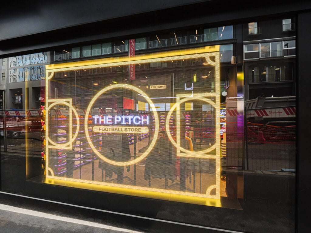 the-pitch-emmegi-store-vetrina-ledwall-transparent